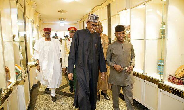 Präsident Buhari (li) nach seiner Ankunft mit Vizepräsident Osinbajo (re). 