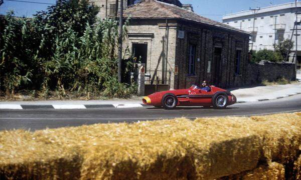 Juan Manuel Fangio im Maserati 250F auf dem Weg zu seinem fünften WM-Titel im Jahr 1957 – auch wenn er hier, beim Grand Prix von Pescara, nur Zweiter wird. 