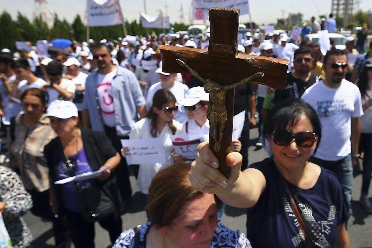 Christen in der Kurdenhauptstadt Erbil demonstrieren gegen die Gräueltaten des "Islamischen Staates".