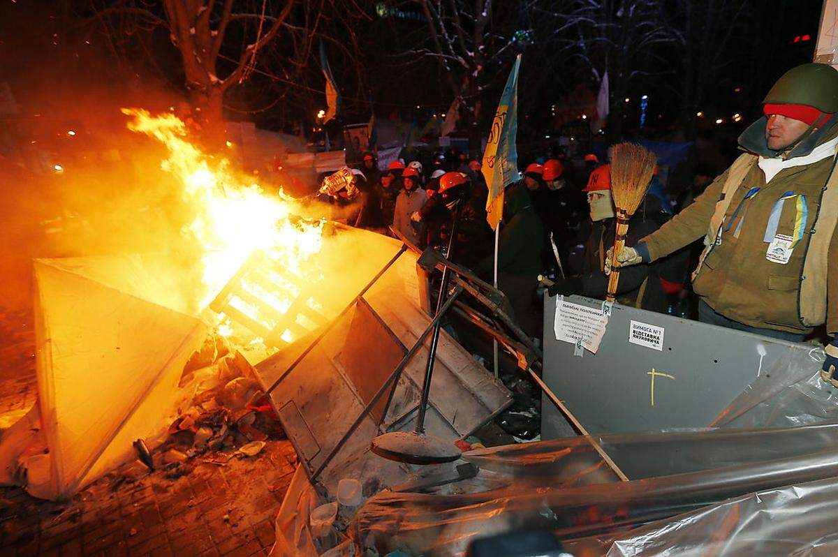 In der Defensive: Demonstranten verteidigten ihre Barrikaden gegen die Sicherheitskräfte.