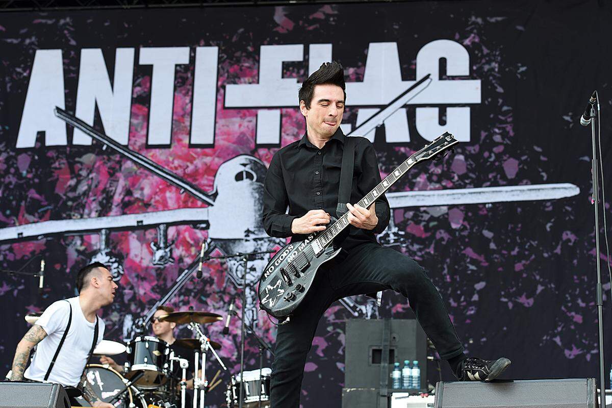 Die US-Punkrocker Anti-Flag rund um Sänger und Gitarrist Justin Sane trat recht früh auf, verbreitete aber trotzdem Partystimmung mit nachdenklicher Note: die Band prangerte etwa Polizeibrutalität. Anti-Flag zeigten sie als Band zum Anfassen: Am Ende des Auftritts stellte sie kurzerhand das Schlagzeug mitten in die Menge und spielte dort zu Ende.
