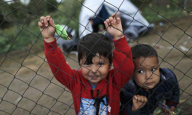 Migrants wait to cross the border from Serbia into Croatia near the village of Babska