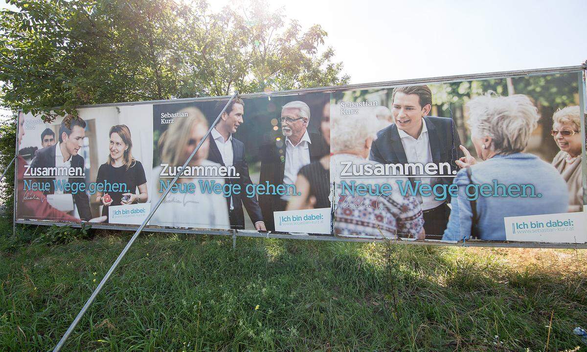 Die ÖVP hat ihre erste Plakatwelle bereits gestartet, bevor Sebastian Kurz offiziell zum neuen ÖVP-Obmann bestellt wurde. Die Plakate zeigen ihn im Gespräch mit Kindern oder mit Senioren, der Slogan lautet „Zusammen. Neue Wege gehen“. Einen Verweis auf die Volkspartei sucht man auf dem Plakat vergeblich. Die ersten "offiziellen" Wahlplakate der ÖVP folgten Mitte September - mit Kurz unter Menschen, das andere Mal solo. Auf letzterem Plakat, das in der aktuellen Parteifarbe türkis gehalten ist, heißt es hervorgehoben: "Tun, was richtig ist." Klein darunter folgt "Für Österreich".