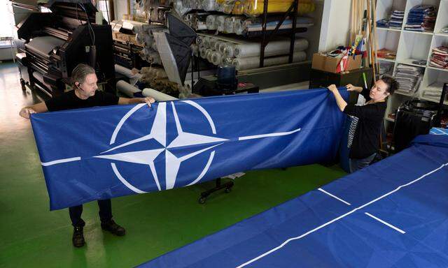 Nato-Flaggen bei der Vorbereitung zur Hissung in Schweden.