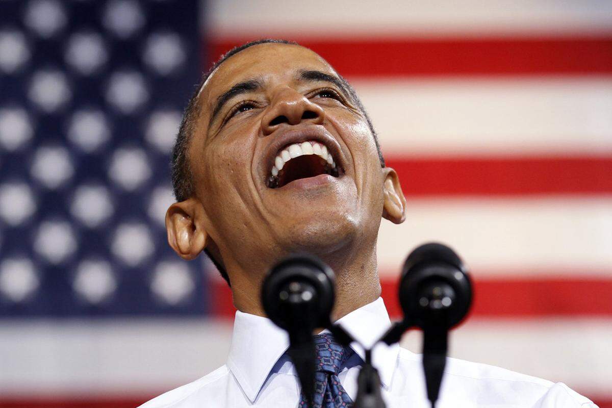 "Eine Menge verrückter Gerüchte zu den beiden Kandidaten tauchen derzeit auf. Ein Mann behauptet, dass Präsident Obama in der Schule Kokain verkauft hat. Positiv gesehen: wenn das wahr ist, bedeutet es, dass Obama doch Erfahrung in der Wirtschaft hat." Conan O'Brien