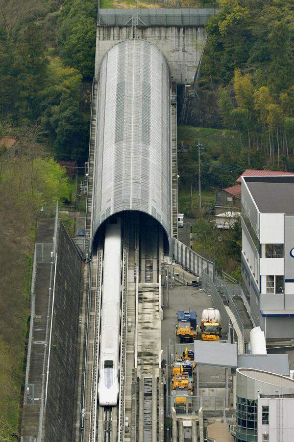 Der Weltrekord wurde mit Wagen der neuen LO-Serie auf einer Teststrecke westlich der Hauptstadt Tokio aufgestellt. Es war zugleich der letzte Hochgeschwindigkeitstest.