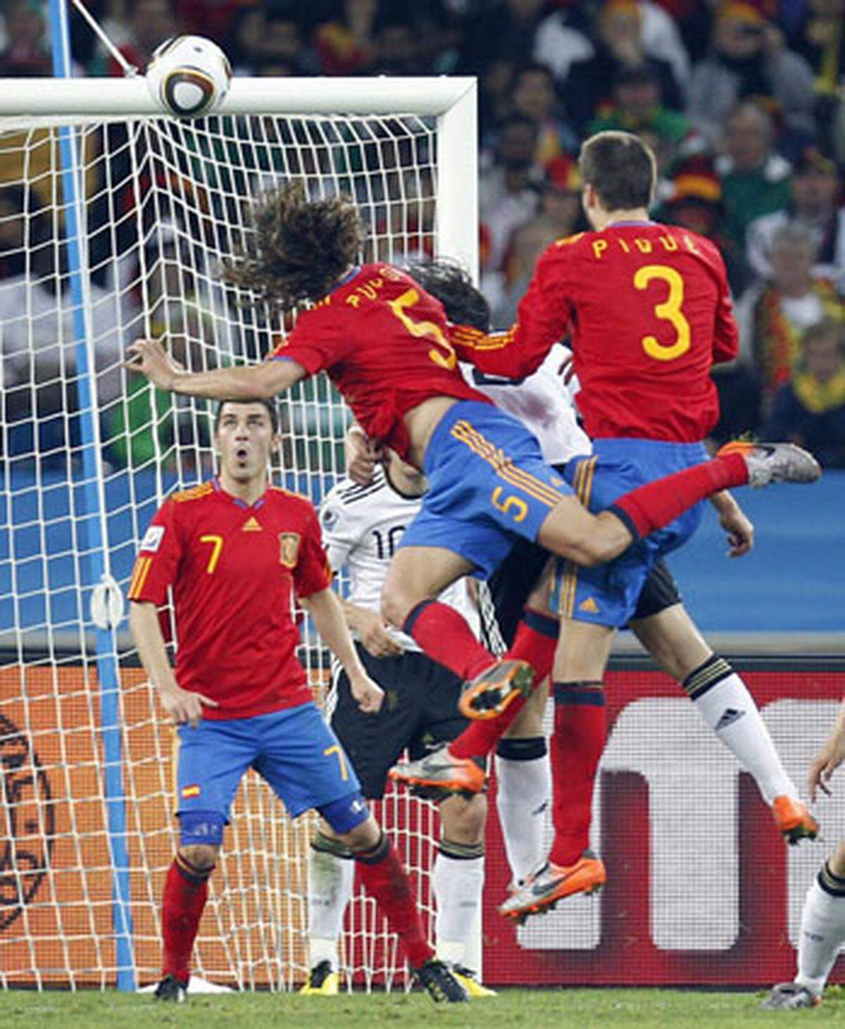 Erst in Minute 73 wurden die spanischen Offensivbemühungen verdientermaßen belohnt: Nach einem Xavi-Corner kam Puyol angerauscht und stieg zum Kopfball hoch.