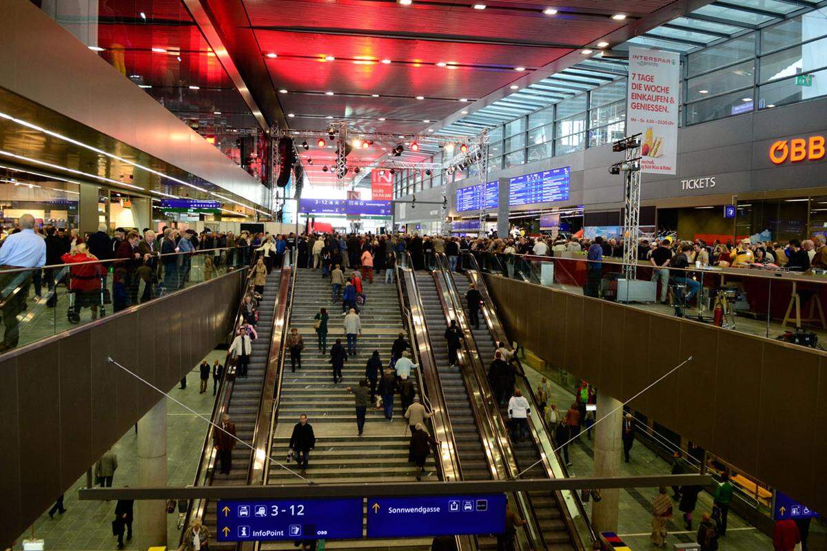 Am Freitag strömten bereits tausende Shopper ins neue Einkaufszentrum. Insgesamt verfügt das EKZ am Hauptbahnhof über 90 Geschäfte.