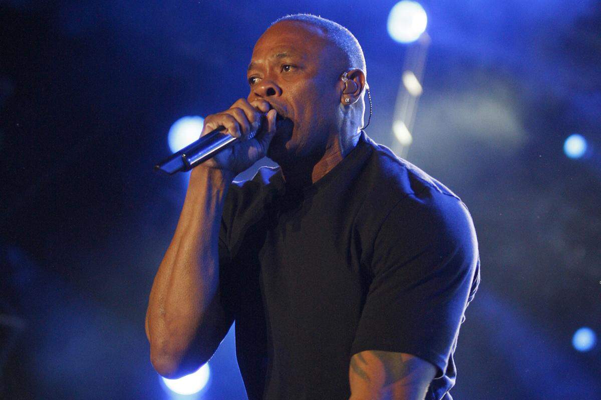 Mit satten 620 Millionen Dollar (rund 499 Millionen Euro) liegt Dr. Dre mit großem Abstand auf Platz eins der Großverdienerliste. Noch nie hat ein Musiker in einem Jahr so viel verdient, wie der 49-jährige Rapper und Produzent. Er hat dies dem 3-Milliarden-Dollar-Verkauf von Beats Electronics (Kopfhörer) an Apple zu verdanken. Dre hatte das Unternehmen gemeinsam mit Jimmy Iovine im Jahr 2006 gegründet.