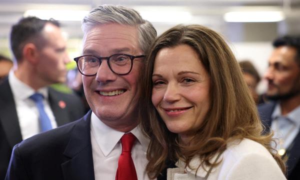 Labour-Chef Starmer mit seiner Ehefrau Victoria. Er krempelte die Partei von Grund auf um.