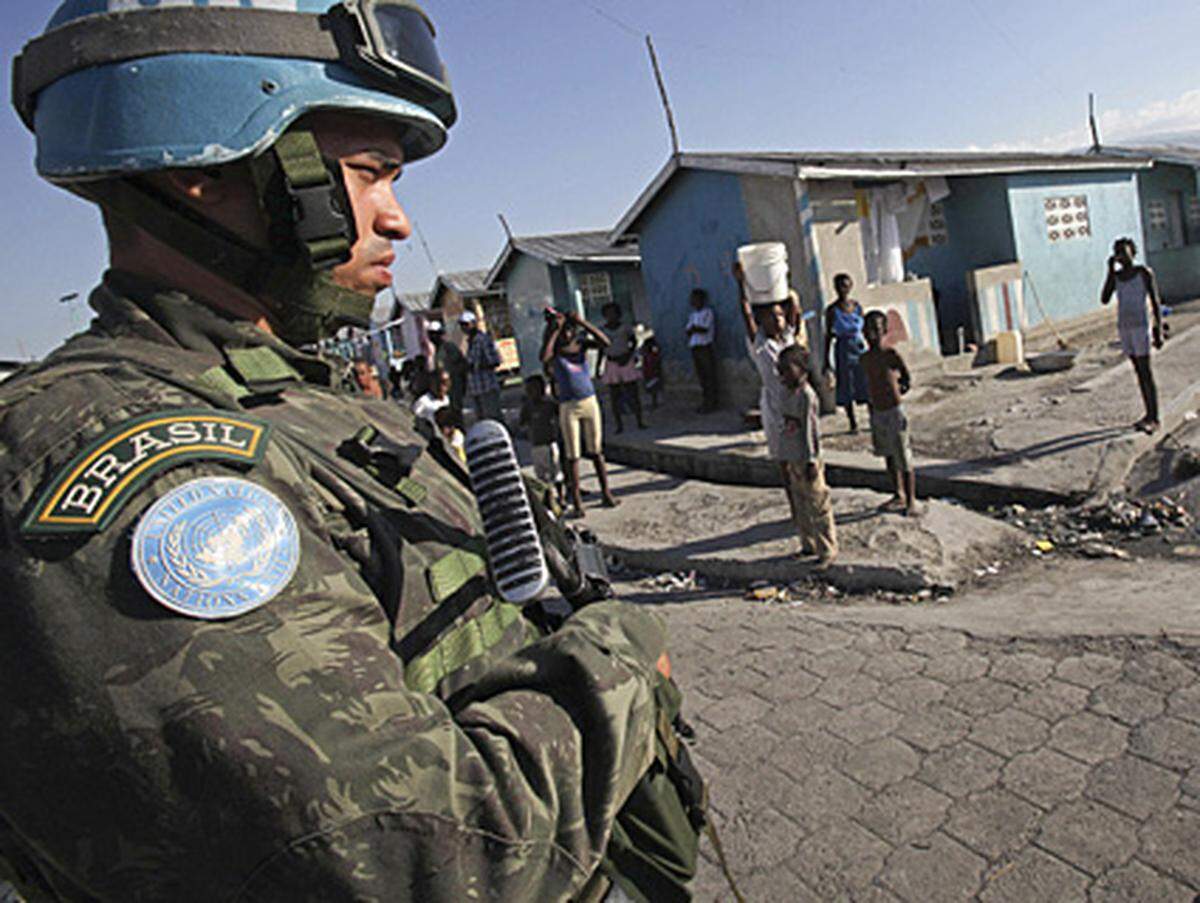 Bis zwei Wochen nach dem Beben gingen nach UN-Angaben 2,02 Milliarden Dollar 1,45 Milliarden Euro an Hilfszusagen für Haiti ein oder wurden versprochen. Der stellvertretende UN-Sondergesandte Paul Farmer sagte, 75 Prozent von Port-au-Prince seien durch das Erdbeben am 12. Jänner zerstört worden.