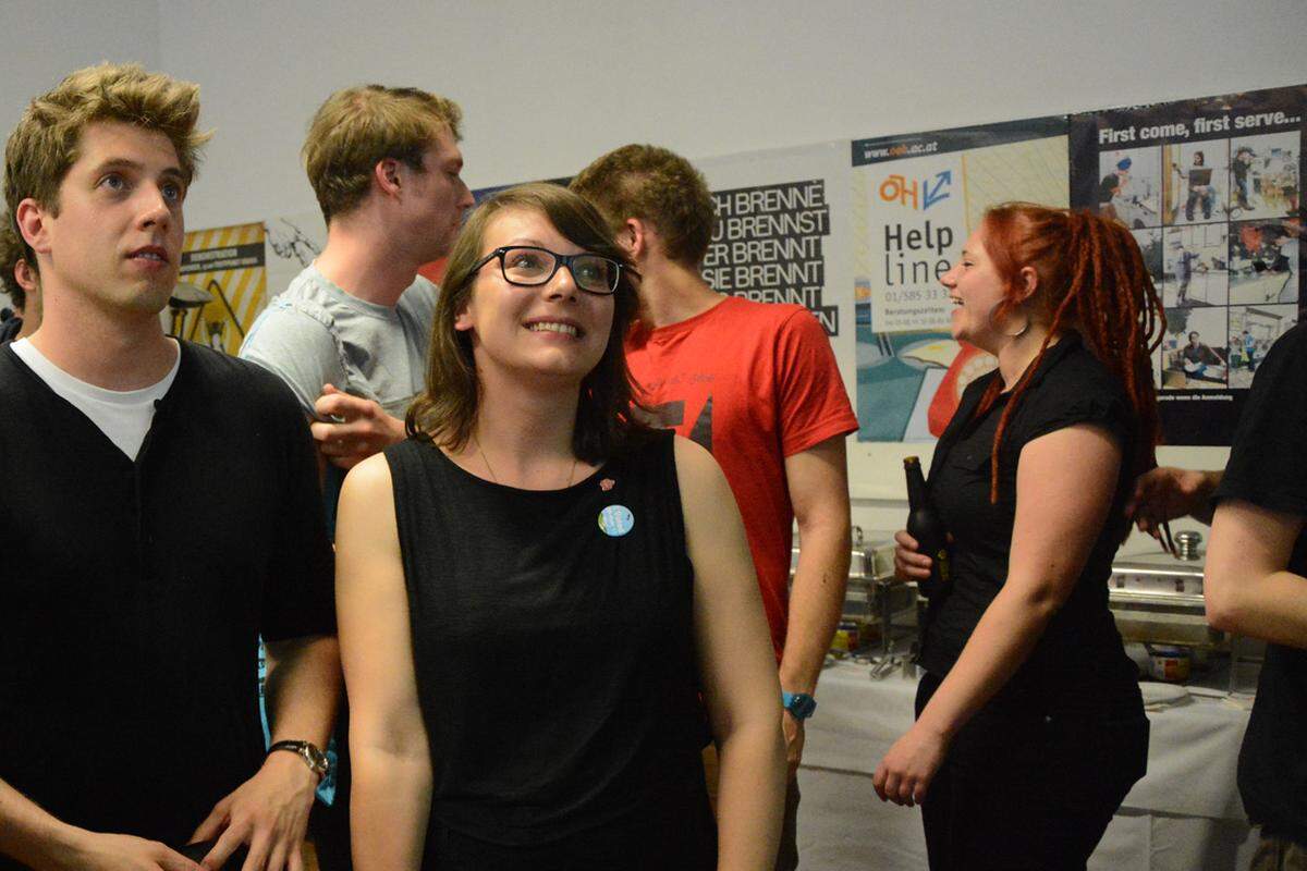 Warten hieß es zu Beginn auch für die roten Studierenden des Verband Sozialistischer StudentInnen (VSStÖ). Spitzenkandidatin Julia Freidl hatte an der Uni Wien bis zur letzten Minute vor Wahlschluss um Stimmen gekämpft.