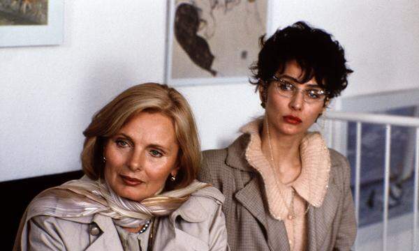 Sie spielte in Werner-Schroeter-Filmen und drehte 1981 mit Rainer Werner Fassbinder "Lola" und "Lili Marleen". Unvergessen auch ihr Auftritt als "Olga" in der Erfolgsserie "Monaco Franze" (hier im Bild mit Ruth Maria Kubitschek).