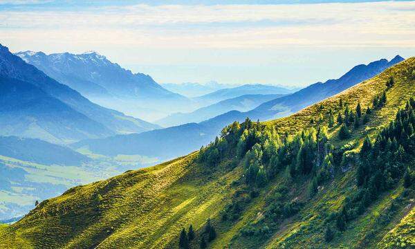 Grasberge. Muss man nicht auf einmal gehen, aber man könnte: Der KAT Walk führt in sechs Etappen durch die Kitzbüheler Alpen, von Hopfgarten übers Brixental, Kitzbühel und St. Johann bis Fieberbrunn. Summe: 104 km. www.kitzbueheler-alpen.com, www.tirol.at