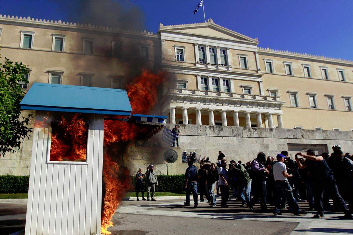 Vor dem Parlament in Athen ging ein Wärterhäuschen in Flammen auf.