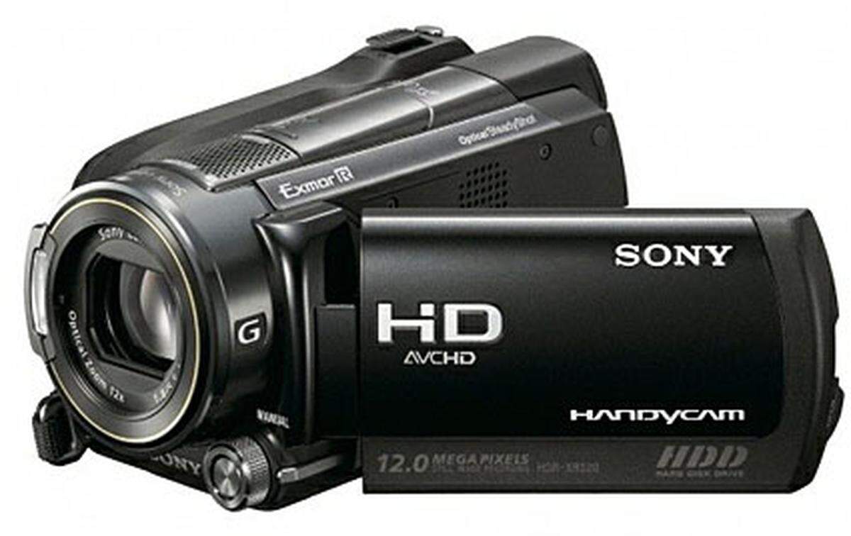 Sony hat auf der CES eine ganze Reihe neuer Digi-Videocams vorgestellt. Die Modelle HDR-XR520V (240GB Speicher), HDR-XR500V and HDR-XR200V (beide 120GB) kommen mit integriertem GPS-Empfänger und Navteq Kartenmaterial. So können sämtliche Videos und Fotos mit Geo-Informationen versehen werden. Die GPS-Cams sollen zwischen 750 und 1700 Dollar kosten.