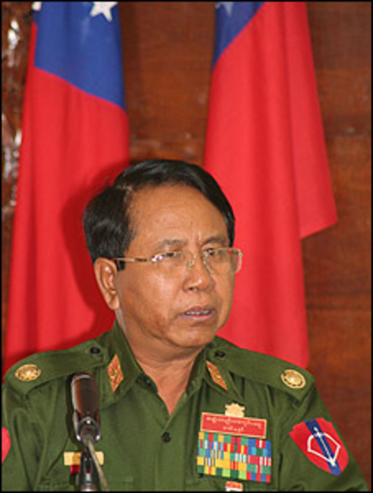 "Viele subversive Elemente erheben Vorwürfe gegen unser Land, aber wenn man dahinterschaut stellt man fest, dass das alles total unmöglich ist."Informationsminister von Burma, General Kyaw Hsan, hat nach dem Atomtest Berichte zurückgewiesen, sein Land arbeite mit Hilfe Pjöngjangs an einem eigenen heimlichen Atomprogramm.