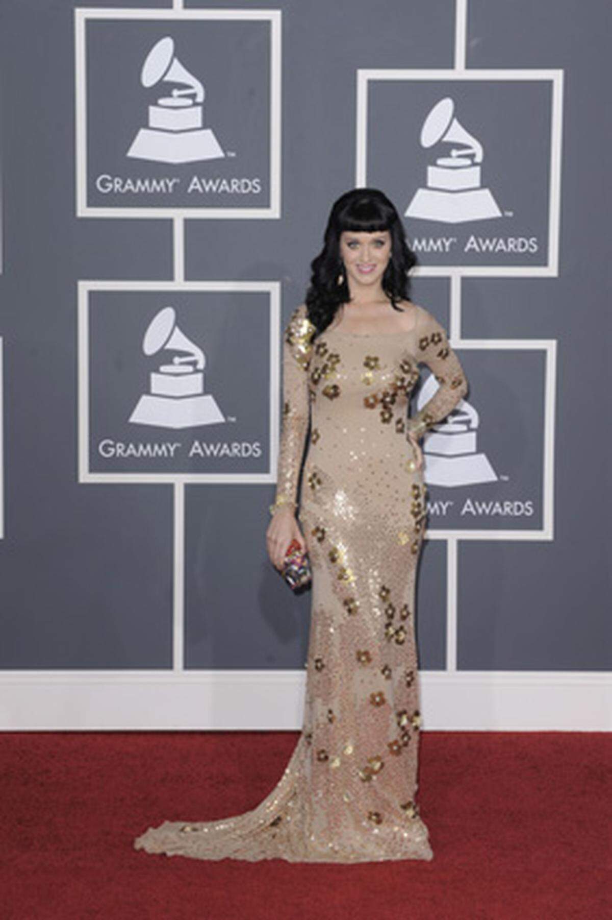 Katy Perry führt beim Schaulaufen zur 52. Grammy-Verleihung in Los Angeles ein verspieltes Outfit von Zac Posen spazieren.