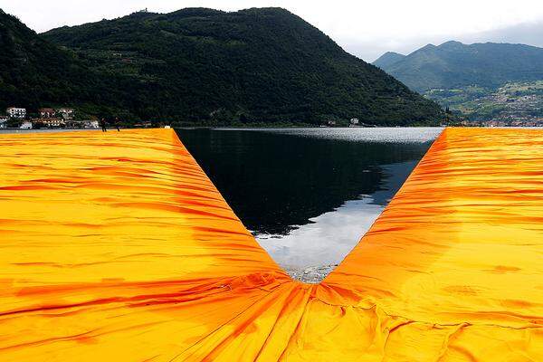 Die Farbe Dahliengelb-Golden sollte am frühen Morgen je nach Einfall des Sonnenlichts fast in dunklem Rot oder tiefem Orange erscheinen. Die Ausstellungsperiode fiel auf die Jahreszeit mit den meisten Sonnenstunden. "Das Gewebe leuchtet teilweise so stark, dass man sich eine Sonnenbrille aufsetzen sollte", warnte der Künstler.