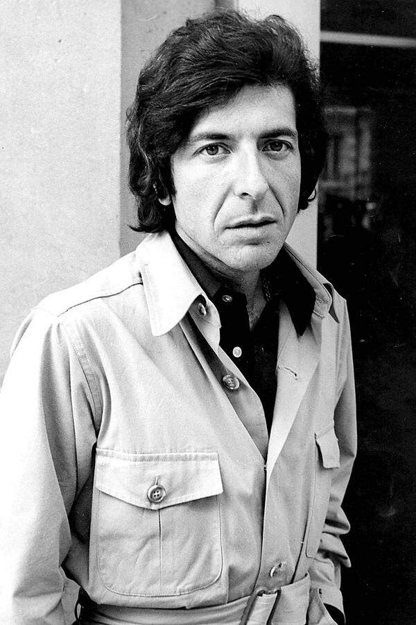 Geboren wurde Leonard Norman Cohen 1934 als Sprössling einer wohlhabenden jüdischen Familie in der ostkanadischen Stadt Montreal. Schon als Kind lernte er Gitarre spielen und hatte bald Auftritte in Cafes und Clubs, aber die Musik sollte für ihn lange Zeit Nebensache bleiben.