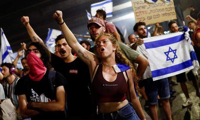 Demonstranten in Tel Aviv blockieren eine Autobahn aus Protest gegen die Justizreform.