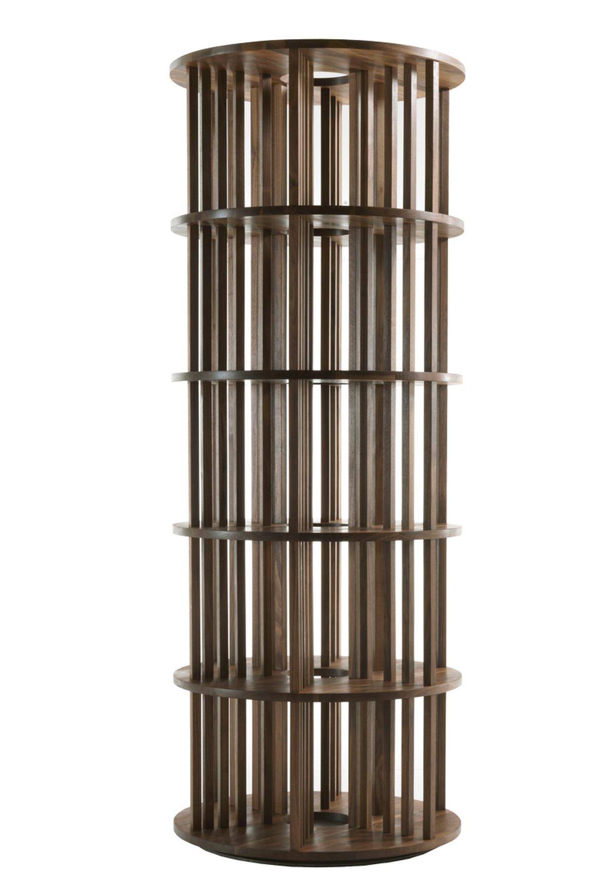 Der italienische Hersteller Riva 1920 stellt „Pillar“ vor: ein Regal, das in Walnussausführung versucht, optimale Platzausnützung zu praktizieren.
