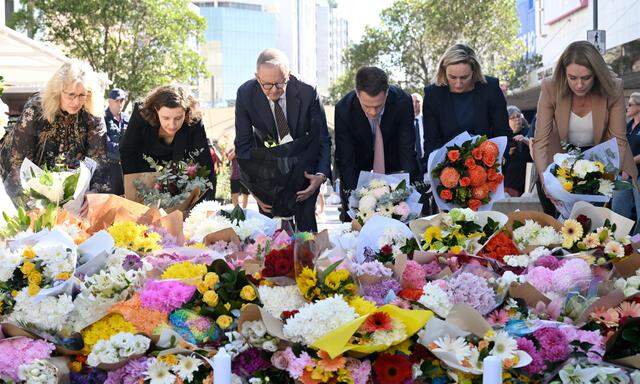 Der australische Premierminister Anthony Albanese und der Premierminister von New South Wales, Chris Minns, legen am Sonntag gemeinsam mit anderen Politikern Blumen am Tatort in Bondi Junction, Sydney.