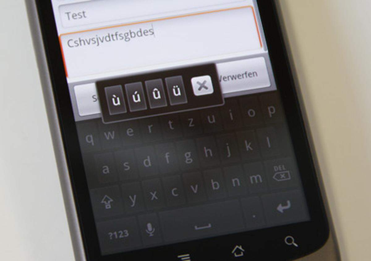 Damit man aber E-Mails schicken kann, muss man sie natürlich erst tippen - die erwähnte Sprachfunktion verwirrt hier mehr als dass sie nützt. Die Android-Tastatur wurde wieder ein wenig überarbeitet. Wie gewohnt kommt nach längerem Drücken eine Option für Umlaute und Buchstaben mit Accent.