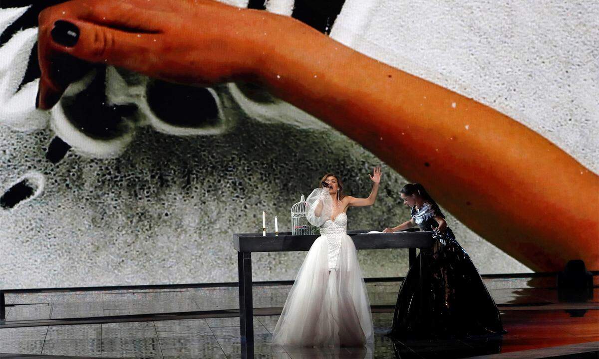 Sehr erfinderisch war die Performance von Anna Odobescus Lied "Stay", da malte eine Künstlerin auf der Bühne an einem Tisch mit Sand, das Ergebnis sah man groß im Hintergrund. Bilder vom Weltall oder Tieren, alles sehr hübsch, der Song war nur weniger einprägsam, wenn auch mit viel Gefühl und solide vorgetragen. Ausgeschieden >>>