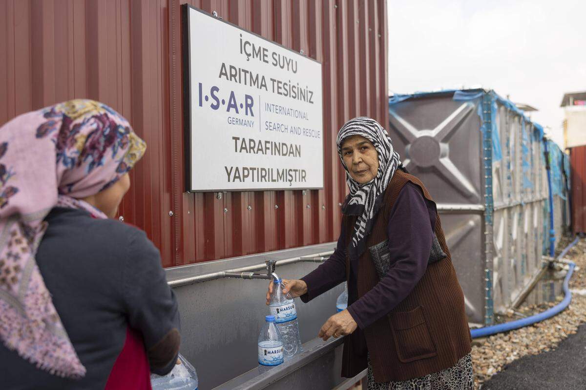 Eine Aufbereitungsanlage für Trinkwasser in einem Container Camp in der Stadt Kirikhan in der Provinz Hatay an der Grenze zu Syrien.