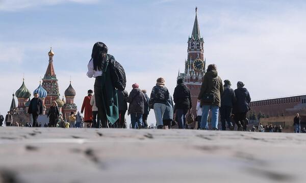 Für die Menschen in Moskau ist der Krieg in der Ukraine weit weg. Sie spüren ihn vor allem auf wirtschaftlicher Ebene - etwa durch die Sanktionen, aufgrund derer viele westliche Produkte nicht mehr verfügbar sind.