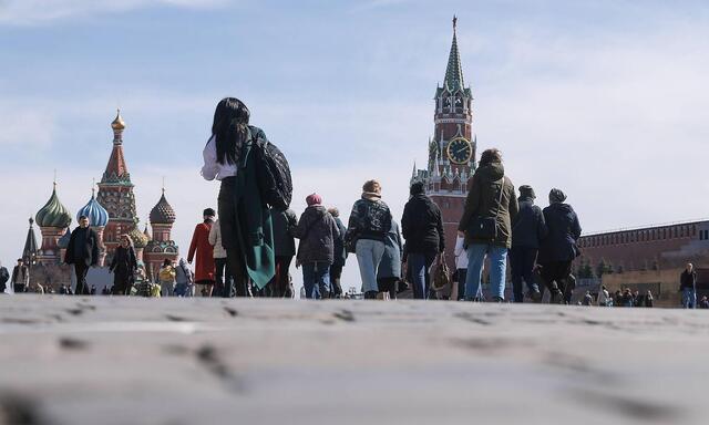 Für die Menschen in Moskau ist der Krieg in der Ukraine weit weg. Sie spüren ihn vor allem auf wirtschaftlicher Ebene - etwa durch die Sanktionen, aufgrund derer viele westliche Produkte nicht mehr verfügbar sind.
