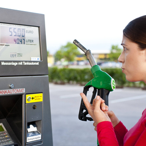 Junge Frau an einer Tankstelle mit Zapfpistole model released Copyright xKTHx ALLCB837676