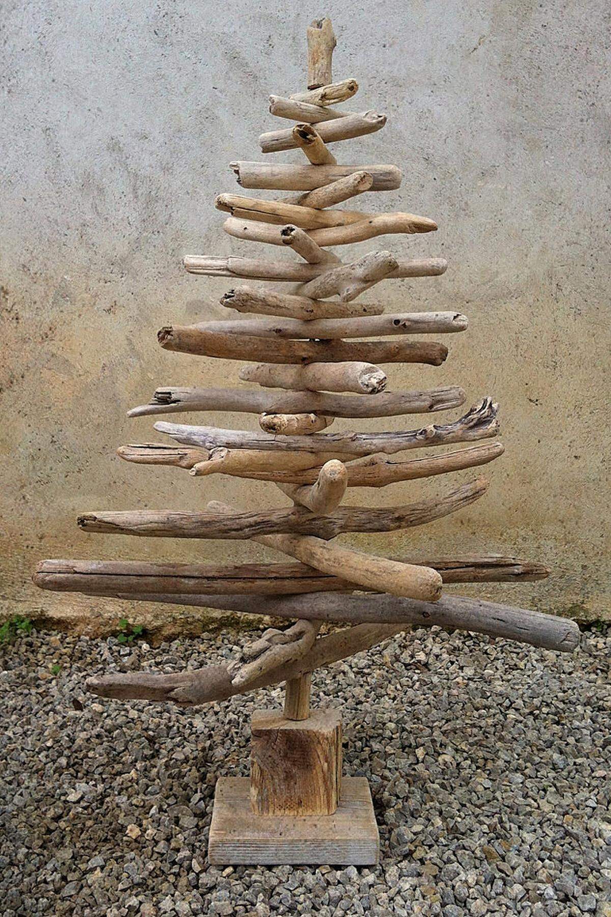 Wer es rustikaler mag, stellt sich einen Tannenbaum aus Frankreich auf. Preis: 69 Euro bei Etsy.