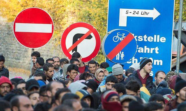 Fluechtlinge an der deutsch-österreichischen Grenze