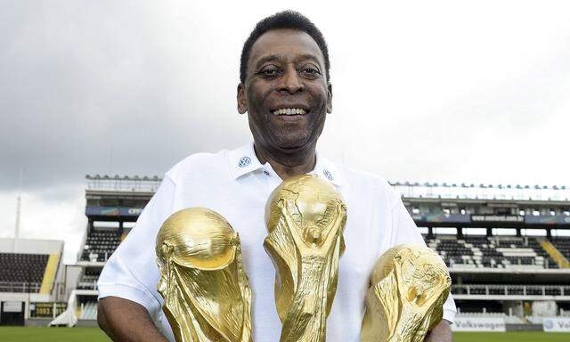 Pele mit den drei WM-Pokalen im Jahr 2014