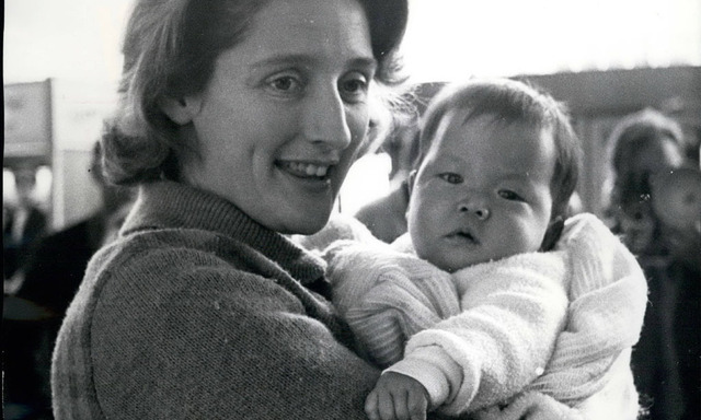 Ein vietnamesisches Baby erhält eine neue amerikanische Mutter.