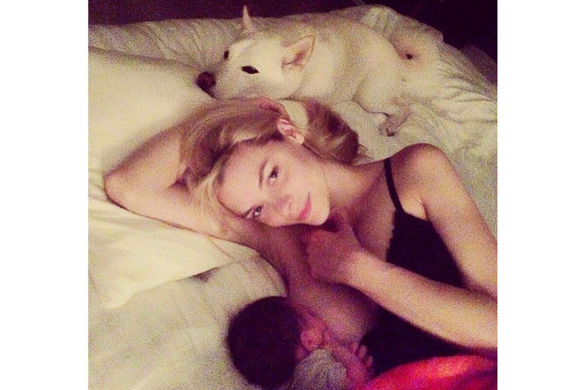 Kulturelle sowie sozialpolitische Rahmenbedingungen beeinflussen in Europa sowohl den Stellenwert des Stillens, wie auch die Häufigkeit und Dauer.Im Bild: Jaime King mit Hund und Baby im Bett. 