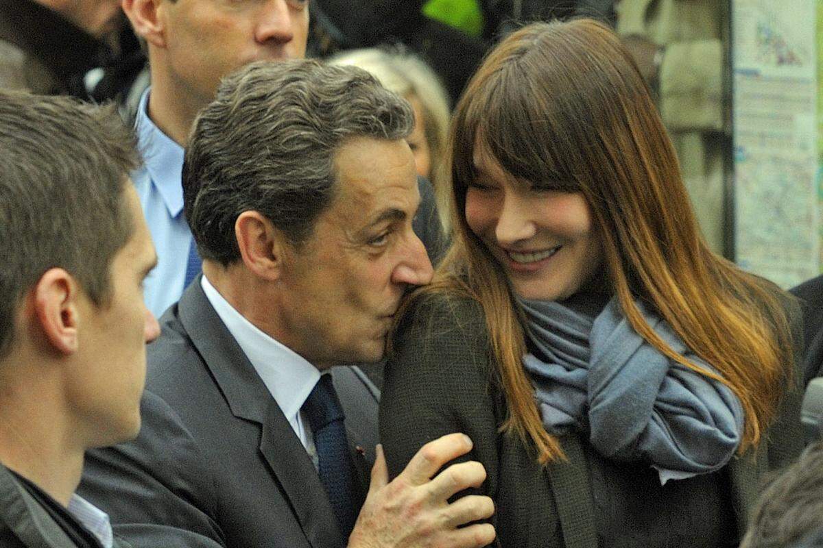 Amtsinhaber Nicolas Sarkozy erschien in Begleitung seiner Frau Carla Bruni-Sarkozy im Wahllokal im 16. Pariser Arrondissement.