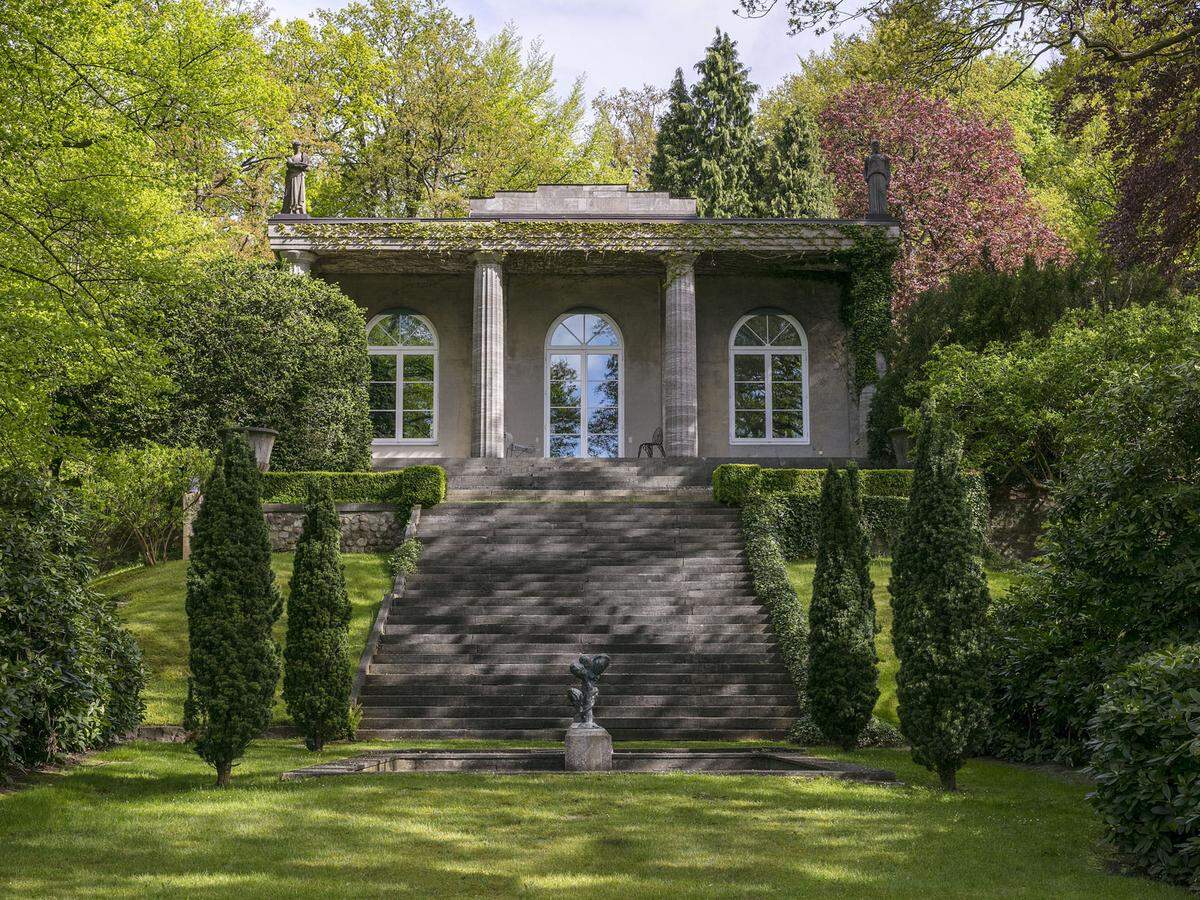 Karl Lagerfelds Villa steht zum Verkauf. Dabei gehört das prächtige Anwesen in Hamburg-Blankenese dem Modedesigner schon lange nicht mehr. Er wohnte hier nur von 1991 bis 1998. Doch sein Name macht sich natürlich trotzdem gut im Verkaufsportfolio, immerhin kostet die Villa mit Elbblick zehn Millionen Euro. 