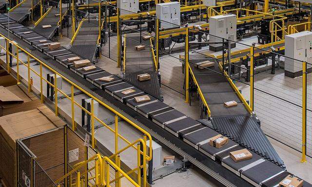 Logistiklager HAM2 von Amazon in Winsen Winsen *** Logistics warehouse HAM2 from Amazon in Winse