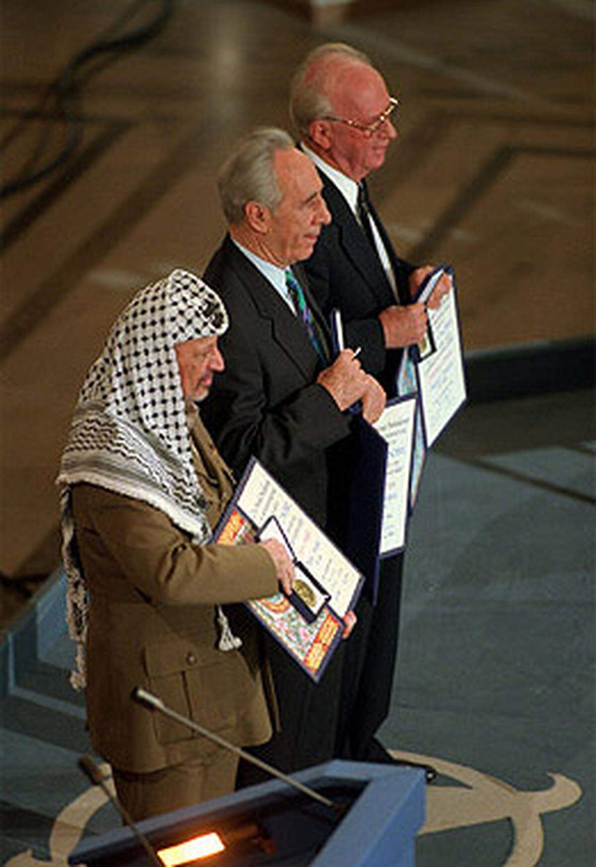 Yitzhak Rabin, israelischer Ministerpräsident, Shimon Peres, israelischer Außenminister, und Yasser Arafat, Vorsitzender der Palästinensischen Befreiungsorganisation (PLO) wurden für ihre gemeinsamen Bemühungen im Nahost-Friedensprozess ausgezeichnet.