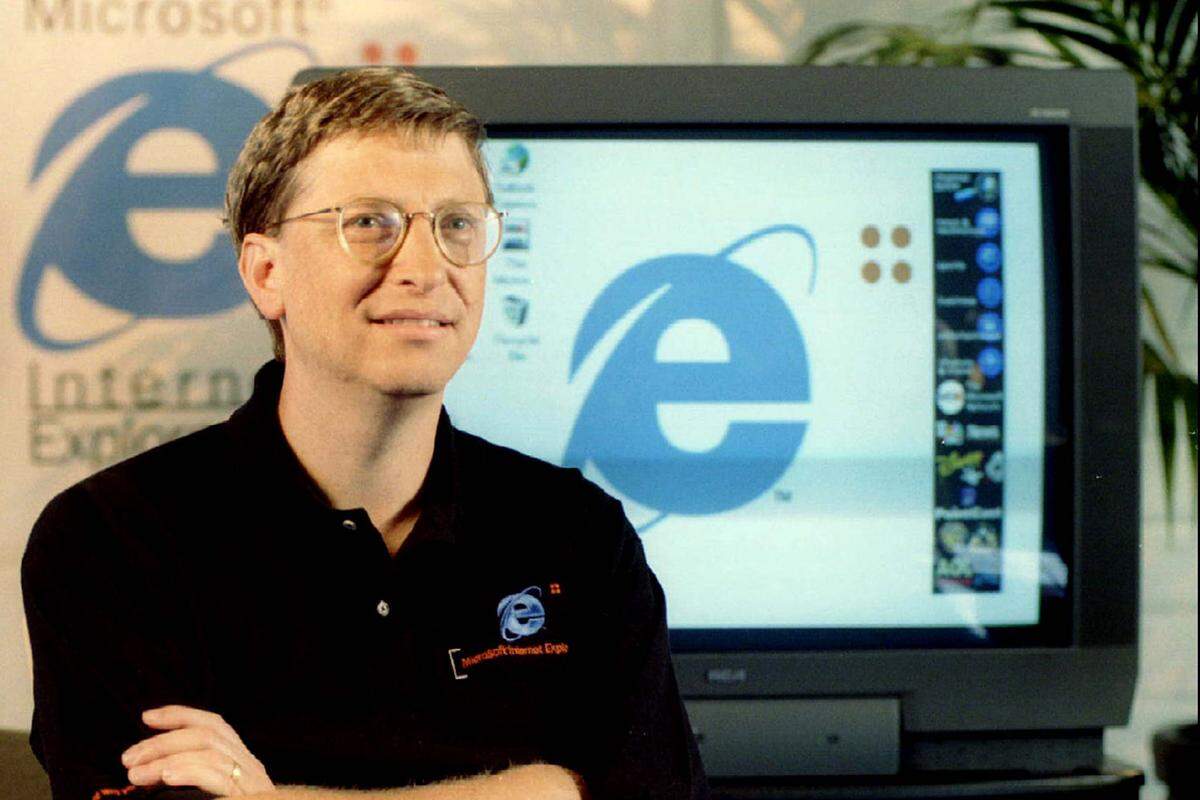 Nach dem Erfolg des Web-Browsers Netscape bündet Microsoft sein Konkurrenz Programm Internet Explorer mit Windows und erreicht damit eine dominierende Position. Diese sollte ihnen später noch teuer zu stehen kommen.