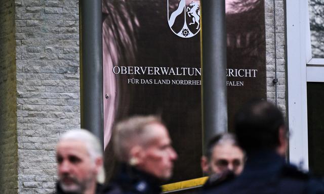 Das Bundesamt für Verfassungsschutz hat die AfD zu Recht als rechtsextremistischen Verdachtsfall eingestuft, entscheidet das Oberverwaltungsgericht Nordrhein-Westfalen in Münster. Das Urteil ist noch nicht rechtskräftig.