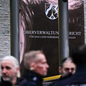 Das Bundesamt für Verfassungsschutz hat die AfD zu Recht als rechtsextremistischen Verdachtsfall eingestuft, entscheidet das Oberverwaltungsgericht Nordrhein-Westfalen in Münster. Das Urteil ist noch nicht rechtskräftig.