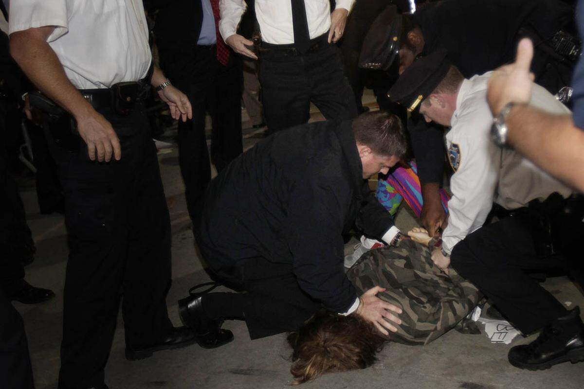 Bei der bisher größten Kundgebung gegen die Macht der Banken in New York wurden 28 Menschen festgenommen. Dabei kam es auch zu Handgreiflichkeiten zwischen Demonstranten und der Polizei.