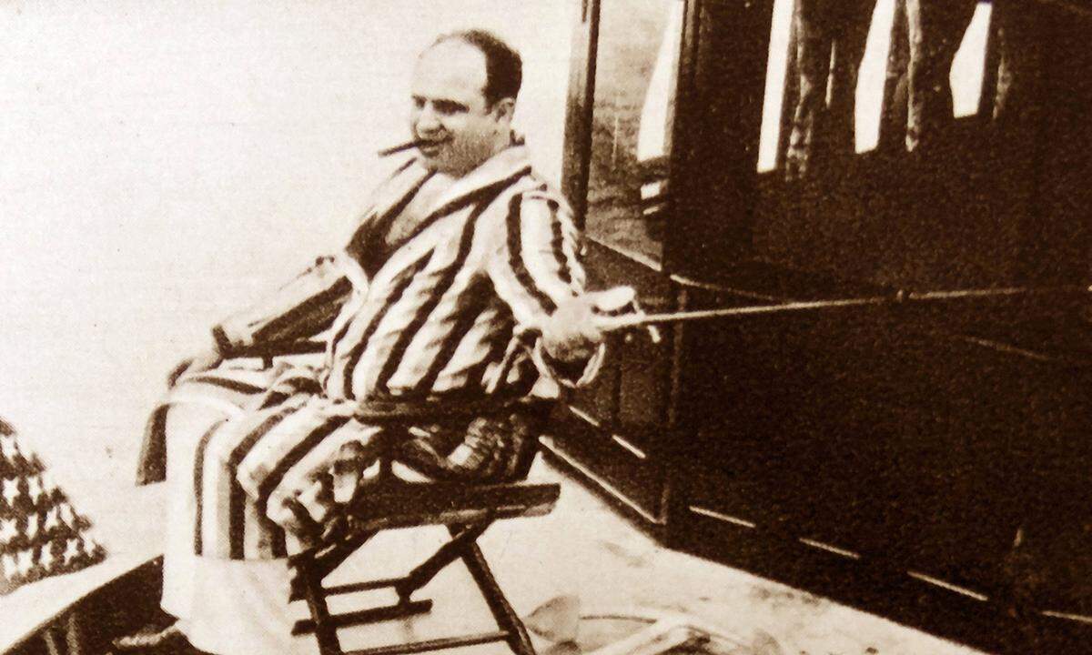 Am Ende soll sich der einst mächtigste Gangster Chicagos auf dem geistigem Stand eines 12-Jährigen befunden haben. Vor 70 Jahren, am 25. Jänner 1947, starb Al Capone an den Folgen der Syphilis. Der 48-Jährige hatte seine letzten Lebensjahre zurückgezogen auf seinem Anwesen auf Palm Island in Florida verbracht. Die Ära der schillernden Chicagoer „Mobster“, die er wesentlich geprägt hatte, war zu diesem Zeitpunkt bereits zu Ende.    
