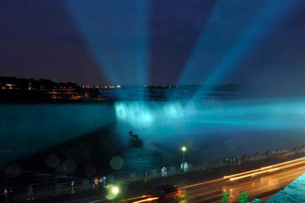 Auch das Commonwealth-Mitglied Kanada hat die berühmten Niagara-Fälle in Babyblau erstrahlen lassen. Laut den Berichten örtlicher Medien vom Montag wurde die Touristenattraktion an der Grenze zwischen Kanada und den USA passend zum Geschlecht des ersten Kindes von Prinz William und Herzogin Kate illuminiert.