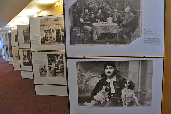 Beeindruckend ist die Fotoausstellung auf den Gängen des Theaters. Man hatt einen Aufruf gestartet. 9000 Fotodokumente jüdischen Lebens vor dem Krieg erreichte die "Fundacja Shalom". Ausgestellt wurden die Fotos in mittlerweile in 52 Städten weltweit, in Wien bislang nicht. Die Fundacja Shalom veranstaltet seit 2004 das Kulturfestival "Singer". Heuer kamen rund 35.000 Menschen.