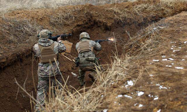Ukrainische Soldaten bei einer Übung nahe der Front in Donezk.